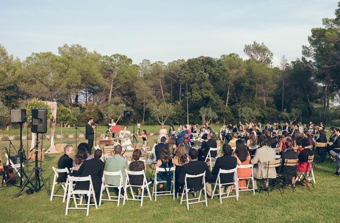 Toni Figuera celebrando boda al aire libre