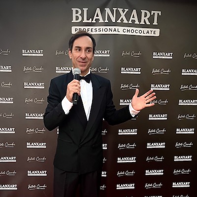 Toni presentando un evento para Blanxart