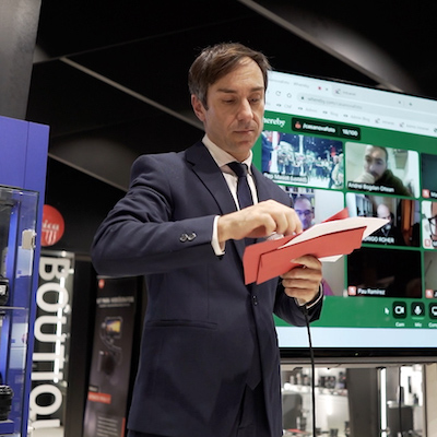 Toni leyendo en una entrega de premios