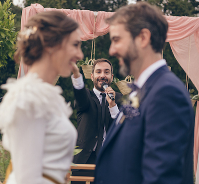 Toni celebrando una boda